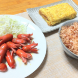 深夜食堂の赤いウィンナーと卵焼きと猫まんま