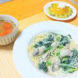 牡蠣とほうれん草のクリームパスタと簡単なトマトスープ！【単身男の平日夕飯】