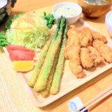 地元産の牡蠣とアスパラのフライ定食！【男一人の休日夕食】