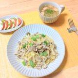 きのこクリームパスタ＆トマトとモッツァレラのカプレーゼ！【男一人の平日夕食】