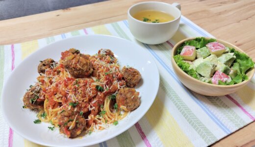 ミートボールパスタとりんごとアボガドのサラダ！【男一人の休日昼食】