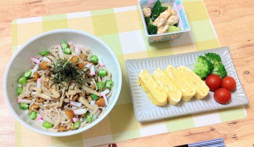 冷たいきのこそばと鶏ささみときゅうりの梅和え【男一人の休日昼食】