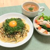 納豆パスタとささみとブロッコリーのサラダ 【男一人の休日夕食】