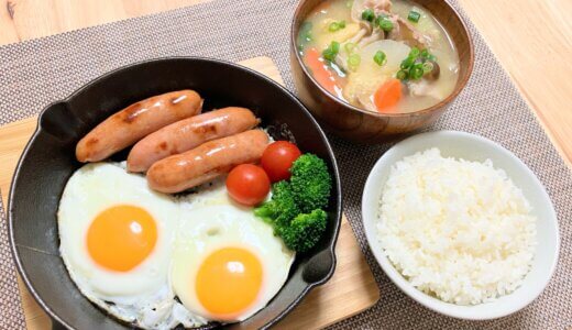 豚汁と目玉焼きとソーセージ 【男一人の休日昼食】